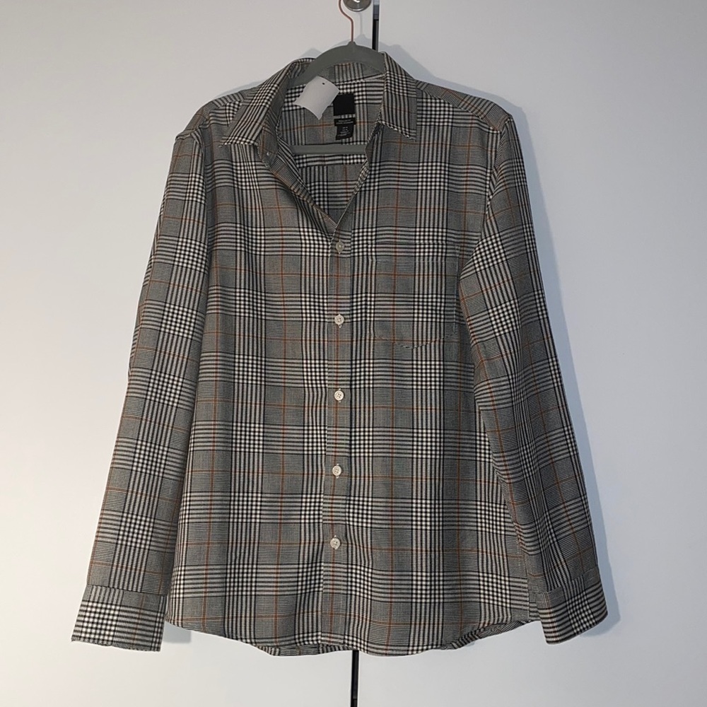 H&M (NWT) plaid long sleeve button down shirt for men. Size M.